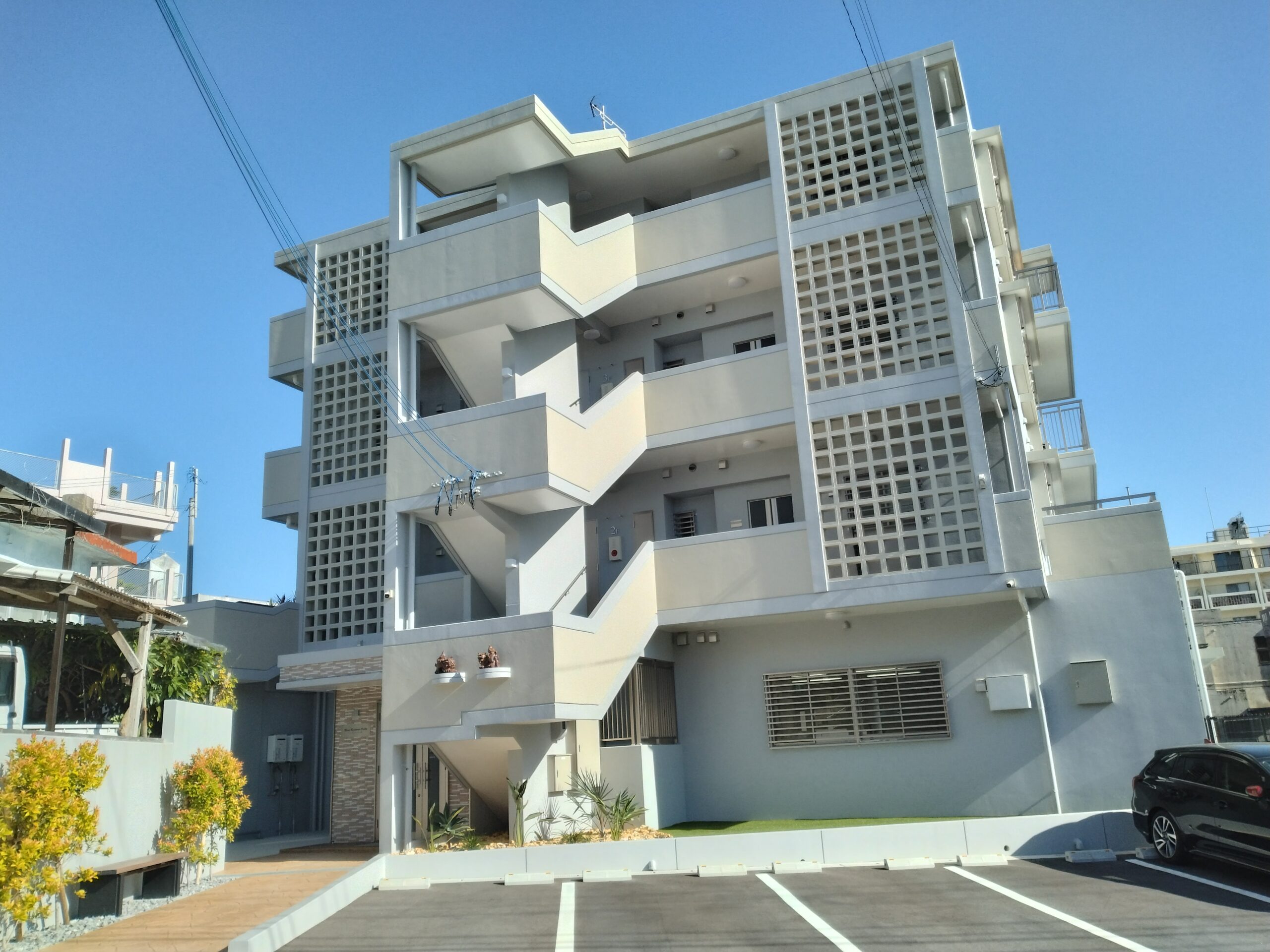 ニライレジデンス 外観 コンクリート打ちっぱなしの高級デザイナーズマンション 沖縄移住